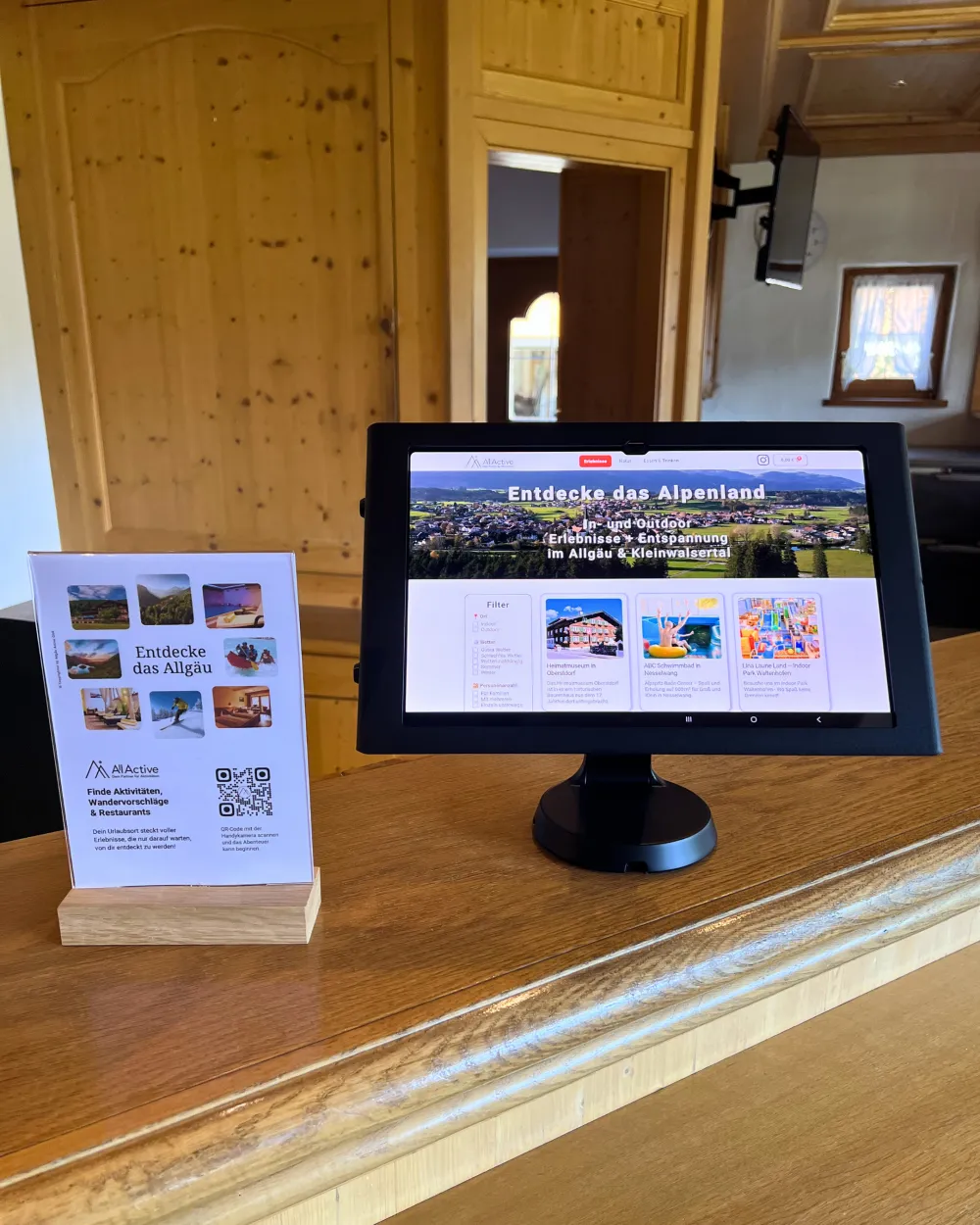 Erlebnis-Tablet an einer Hotel-Rezeption
