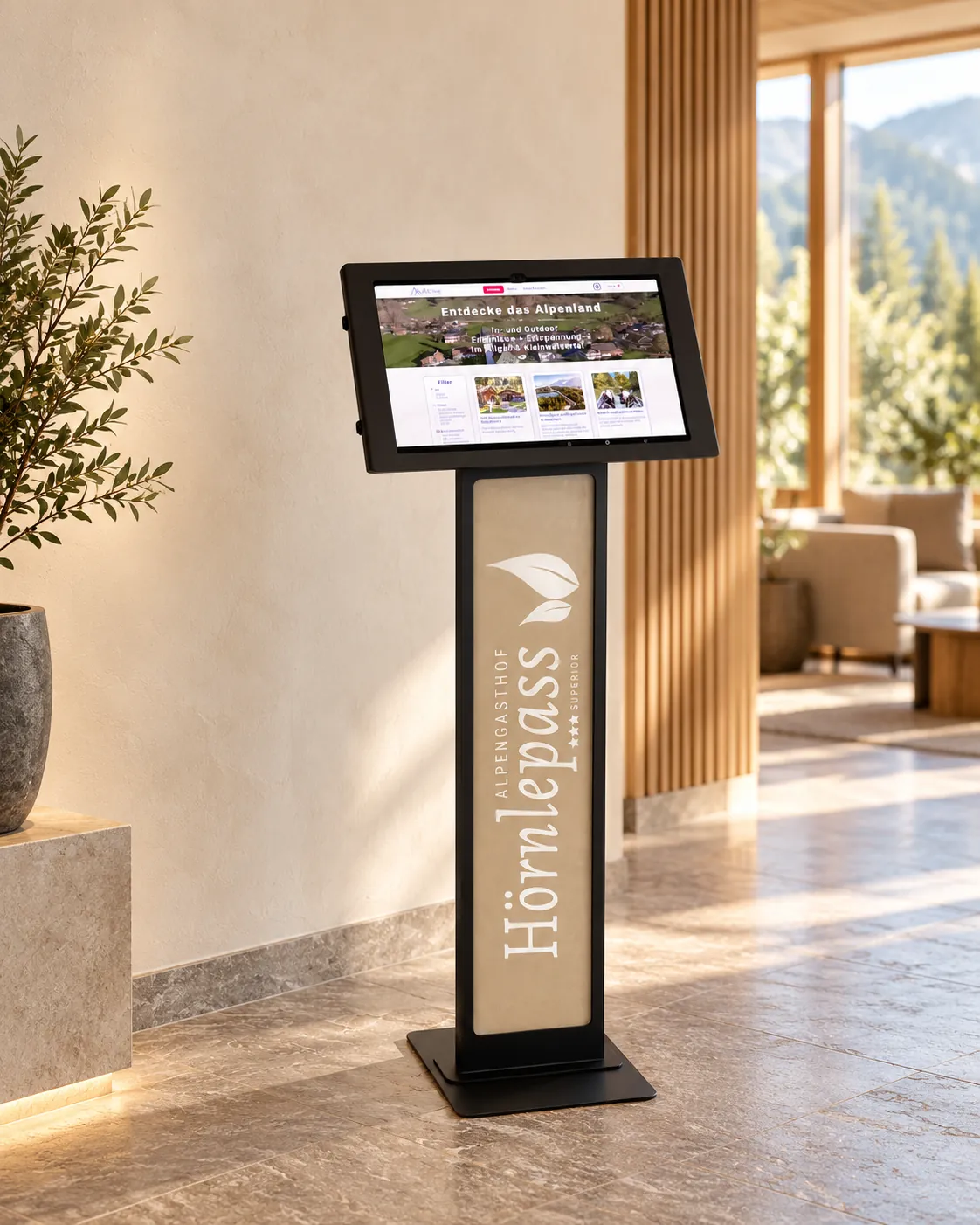 Erlebnis-Stele „Alpengasthof Hörnlepass“ in einer hellen Lobby